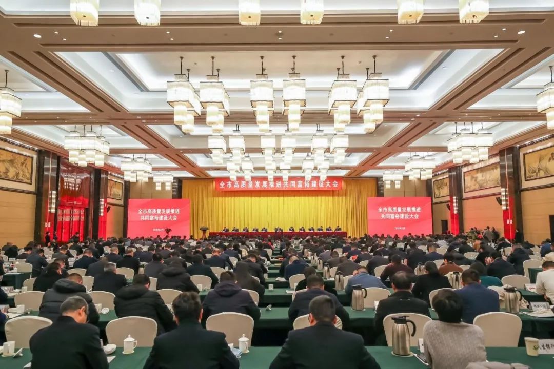 福蛇呈祥,載譽(yù)前行 雙鳥(niǎo)機(jī)械榮膺“富樂(lè)嵊州建設(shè)貢獻(xiàn)獎(jiǎng)” — 工業(yè)企業(yè)30強(qiáng)、工業(yè)商貿(mào)類納稅20強(qiáng)兩項(xiàng)榮譽(yù)